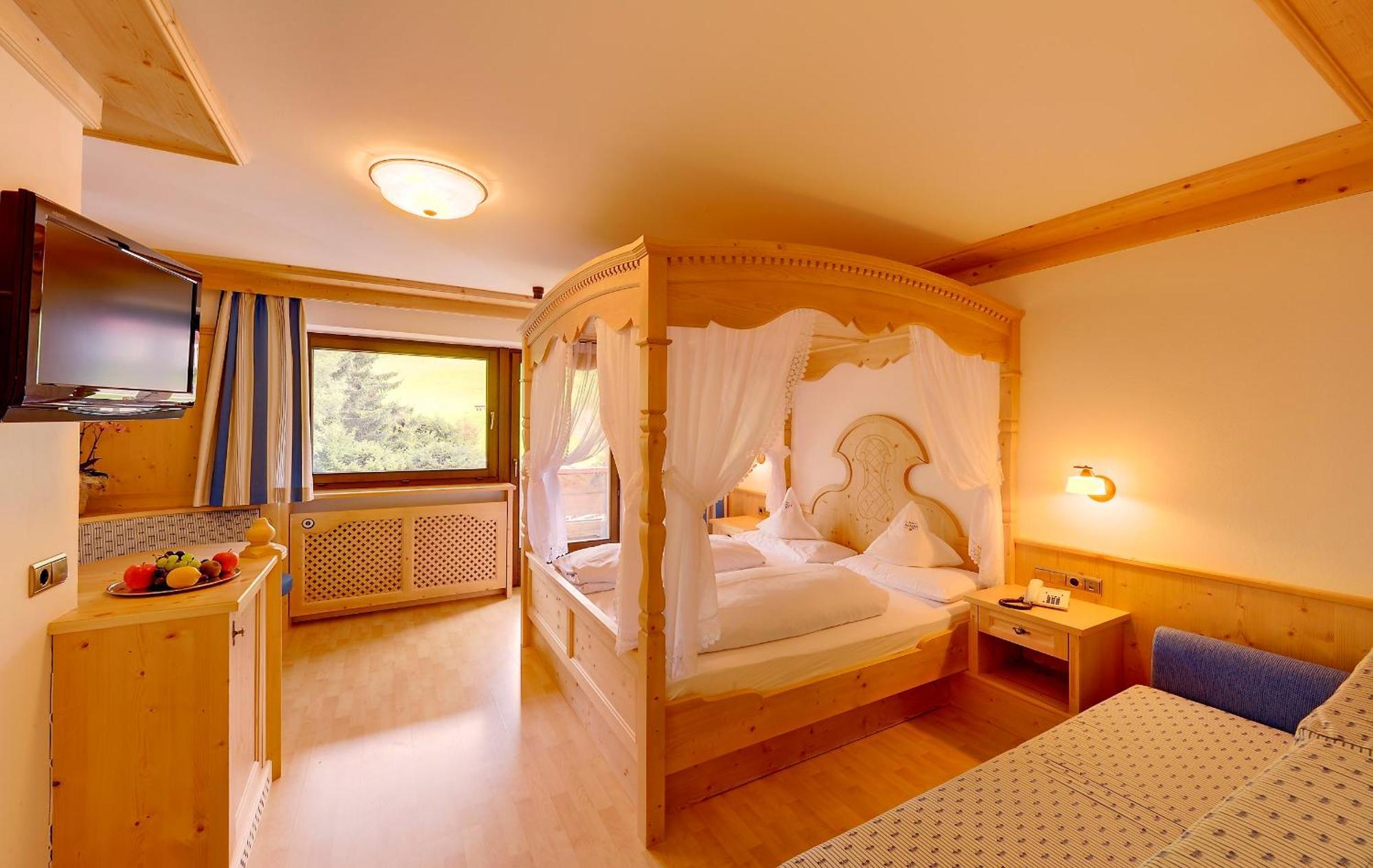 Hotel Alaska Selva di Val Gardena Pokoj fotografie